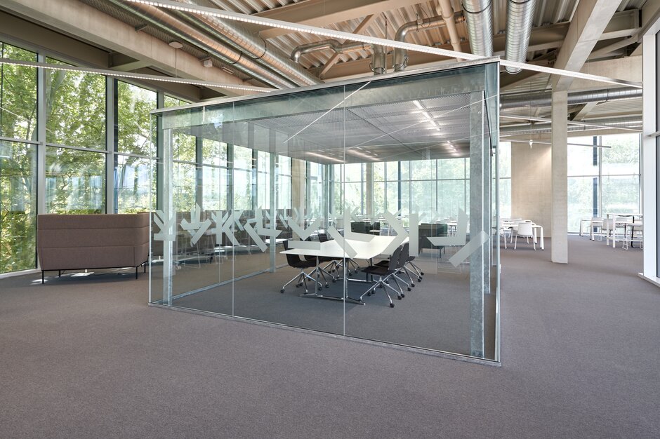 JKU Learning Center | © raumpixel.at Glazed cube with conference furniture. | © raumpixel.at
