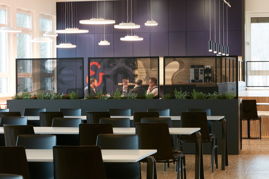 Cantine Koenig & Bauer | © Peter Becker GmbH Cantine avec meubles noirs | © Peter Becker GmbH