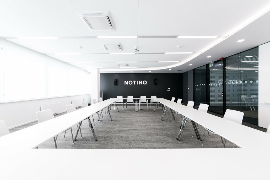Notino | © Jiří Hloušek Conferentieruimte met wit meubilair | © Jiří Hloušek