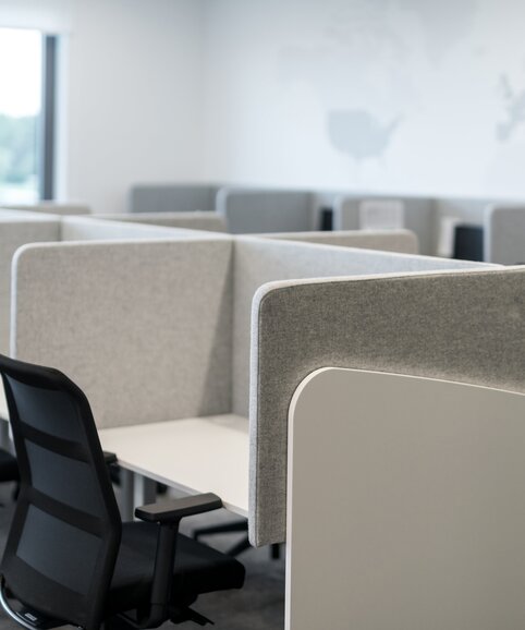 vue détaillée de chaises de bureau noires | © Jiří Hloušek