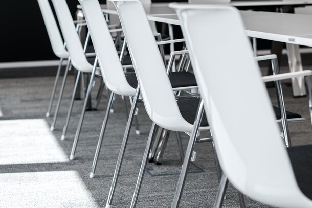 White chairs at white tables. | © Jiří Hloušek