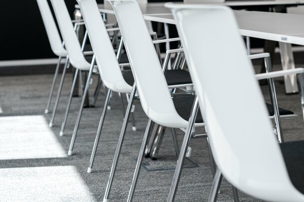 Detailaufnahme der weißen Stühle im Konferenzraum. | © Jiří Hloušek