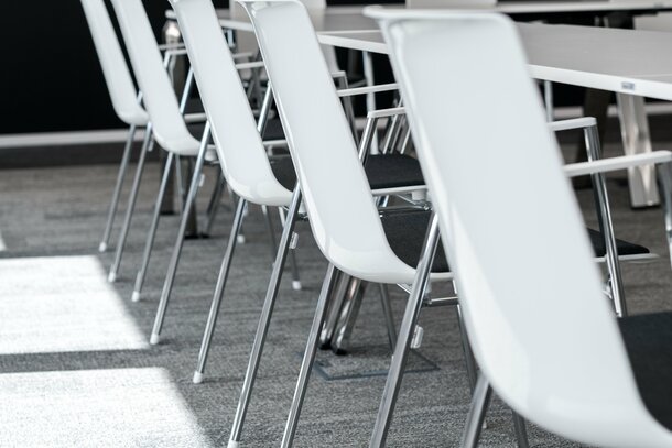 Notino | © Jiří Hloušek detailopname van witte stoelen | © Jiří Hloušek