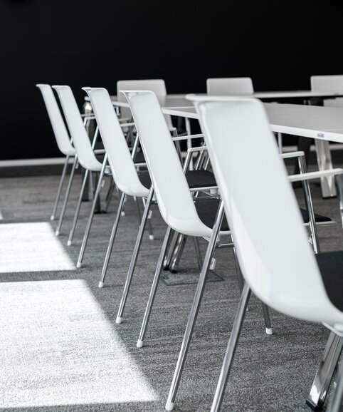 Notino | © Jiří Hloušek detailopname van witte stoelen | © Jiří Hloušek