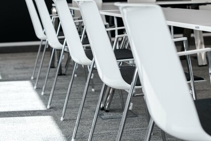 Notino | © Jiří Hloušek detailopname van witte stoelen | © Jiří Hloušek