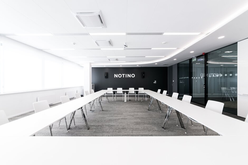 Notino | © Jiří Hloušek Salle de conférence avec mobilier blanc | © Jiří Hloušek