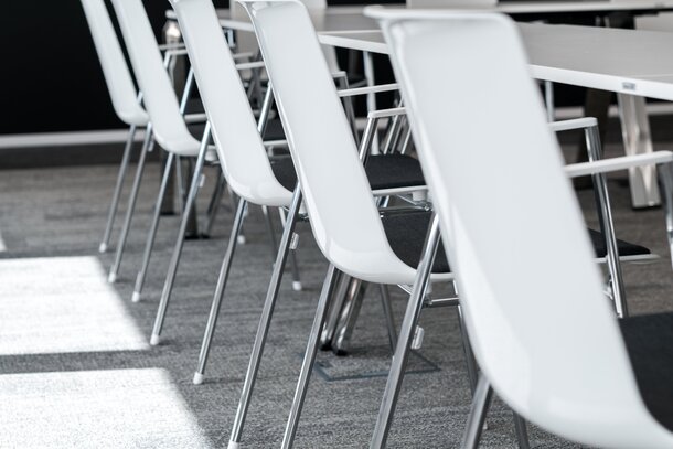 Notino | © Jiří Hloušek vue détaillée de chaises blanches | © Jiří Hloušek