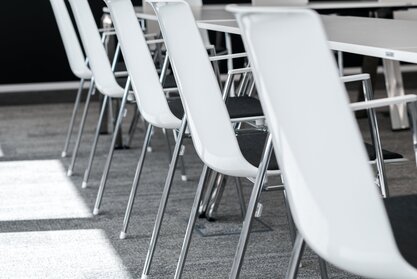 Notino | © Jiří Hloušek vue détaillée de chaises blanches | © Jiří Hloušek