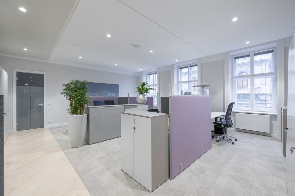 Espace de travail avec cloisons violettes. | © Martin Zorn Photography