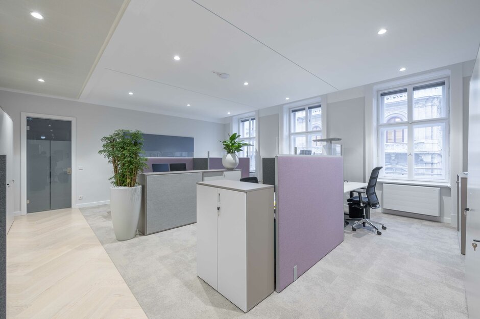 Büro mit violetten Trennwänden. | © Martin Zorn Photography