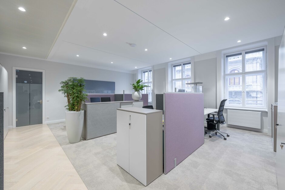 Pharmig | © Martin Zorn Photography Workspace with violet acoustic walls. | © Martin Zorn Photography