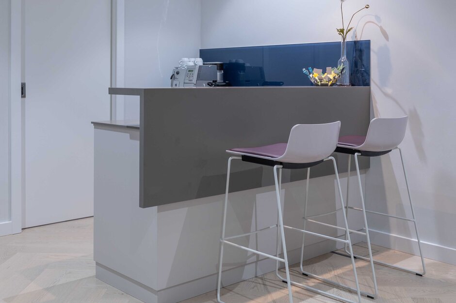 Kitchen area with two barstools. | © Martin Zorn Photography