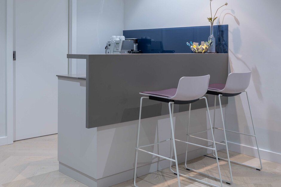 Pharmig | © Martin Zorn Photography Kitchen area with two barstools. | © Martin Zorn Photography