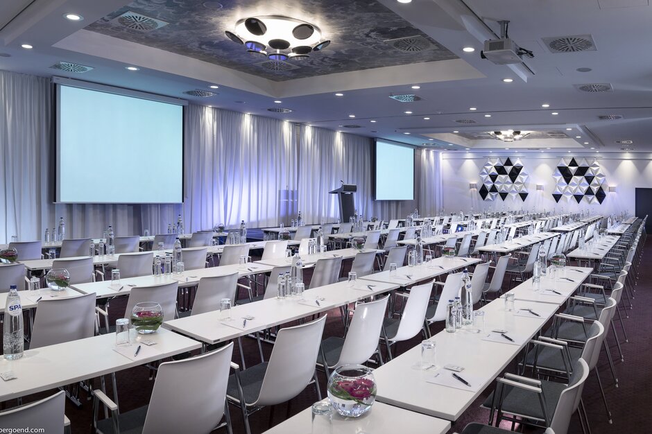 Conference with white tables and white chairs. | © studio-bergoend.com
