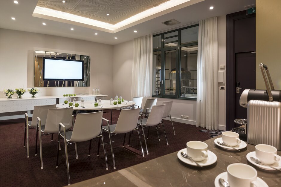 Radisson Blu Royal Hotel | © studio-bergoend.com Kleine koffieruimte met bistrotafel en witte stoelen. | © studio-bergoend.com