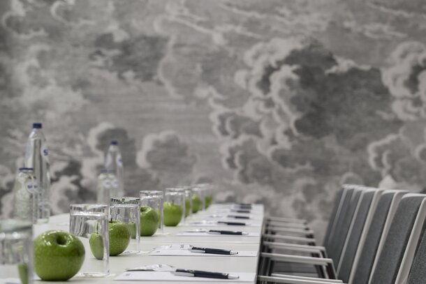 Detailaufnahme einer Tischreihe mit Stühlen und Tischschmuck. | © studio-bergoend.com