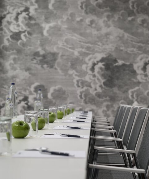 Radisson Blu Royal Hotel | © studio-bergoend.com Detail van een rij tafels met stoelen en tafeldecoraties. | © studio-bergoend.com
