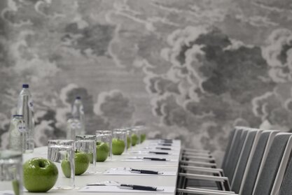 Radisson Blu Royal Hotel | © studio-bergoend.com Detail van een rij tafels met stoelen en tafeldecoraties. | © studio-bergoend.com