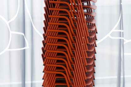 Universität Amsterdam | © Etienne Oldeman Photography Ein Stapel roter Stühle. | © Etienne Oldeman Photography