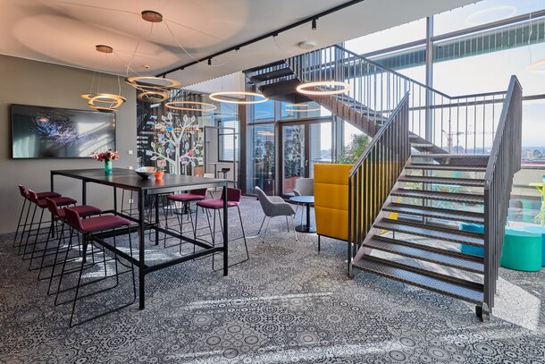 Cafebereich mit Treppe im Coworkingbüro. | © raumpixel.at