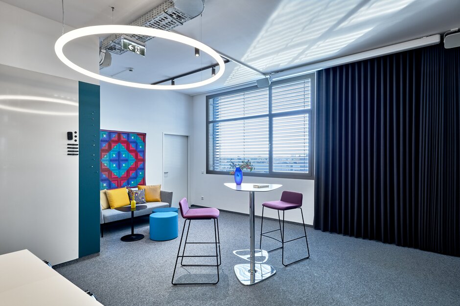 bluebird.space communicatiezone | © raumpixel.at Vergaderkamer met statafel en barkrukken | © raumpixel.at