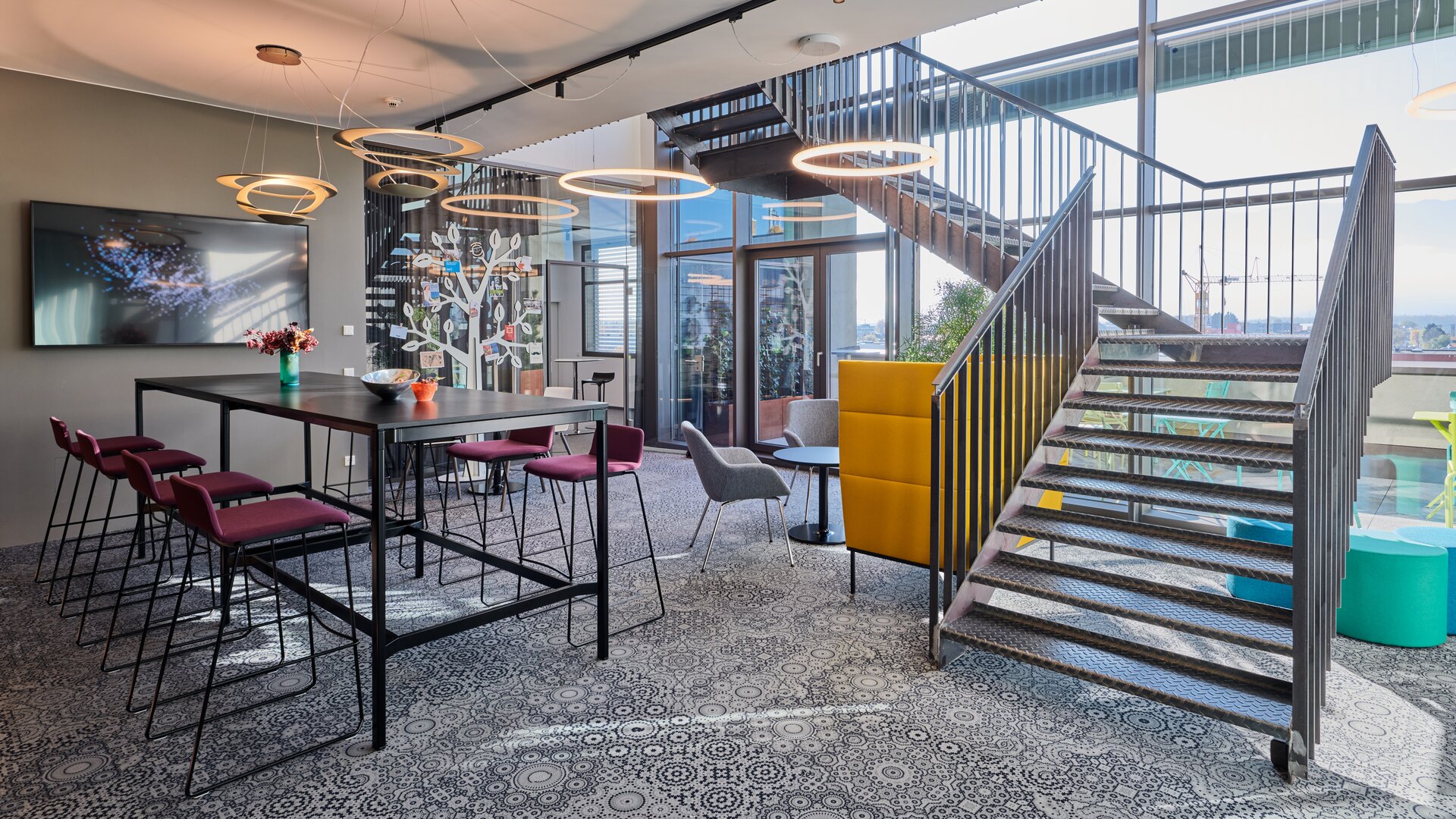 Cafebereich mit Treppe im Coworkingbüro. | © raumpixel.at