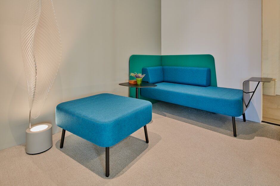 Blue lounge seating in a silent room. | © raumpixel.at