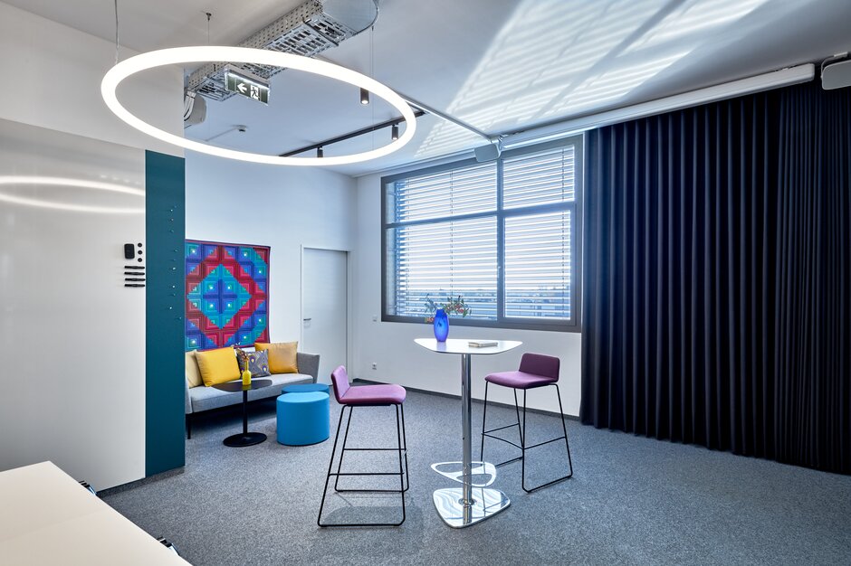 bluebird.space | © raumpixel.at Barstools and lounge seating in a conference room. | © raumpixel.at
