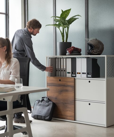 Zwei Personen in einem Büro.