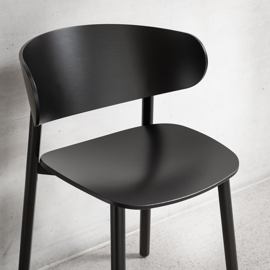 une chaise en bois teintée noir