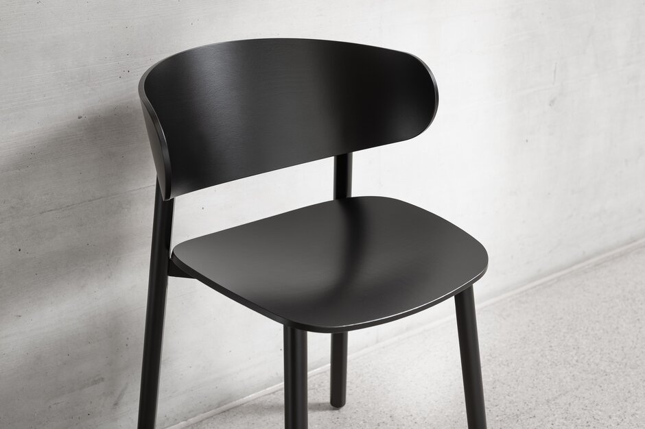 une chaise en bois teintée noir