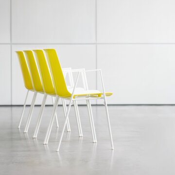 gele zaalstoelen met EN 14703 norm aan elkaar gekoppeld