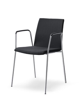 zwarte gestoffeerde stoel met armleuningen en chromen poten