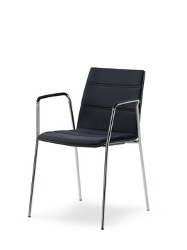 zwarte stoel met armleuningen, binnenzijde gestoffeerd met stiknaden en chromen poten