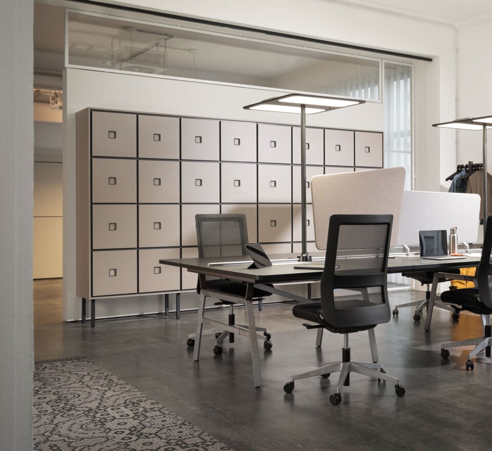 bureau moderne avec armoire à casiers verrouillables