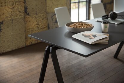 photo détaillée d'une table empilable yuno noire