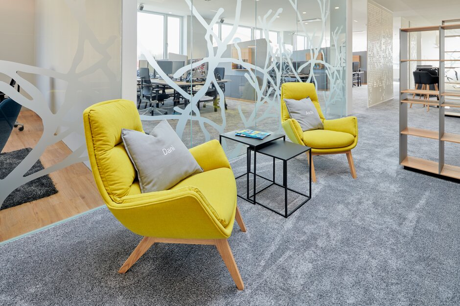 loungeruimte met gele stoelen
