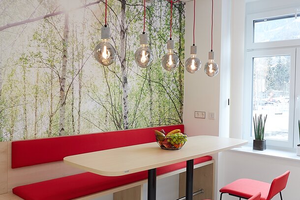 Kitchen with red bench, high table and red barstools. | © Metcon