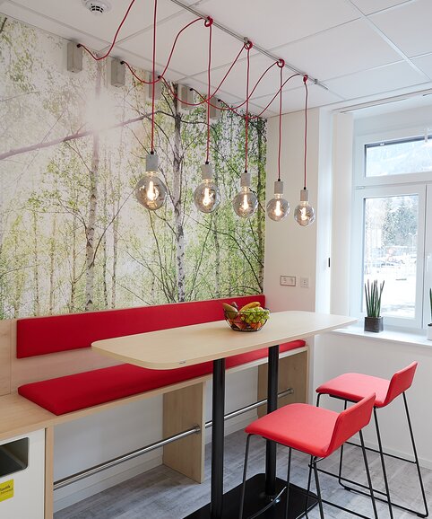 Kitchen with red bench, high table and red barstools. | © Metcon