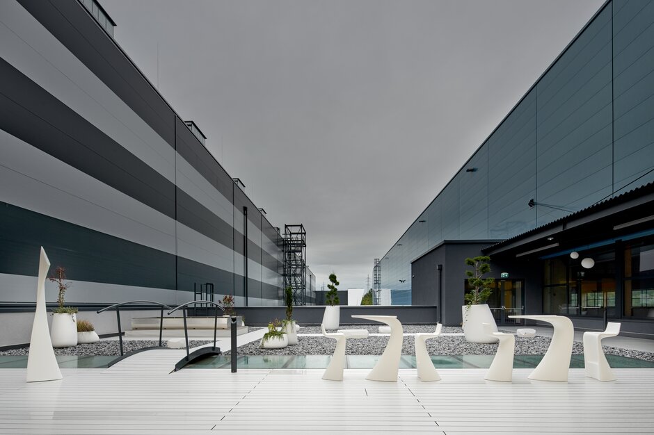 Exterior view of a company. | © raumpixel