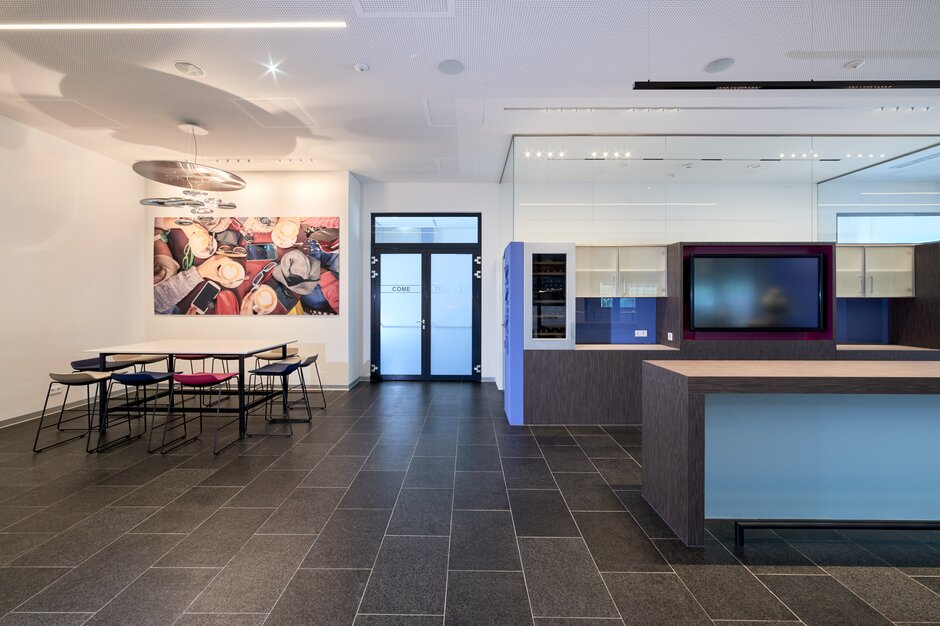 Canteen with barstools and a kitchen. | © raumpixel