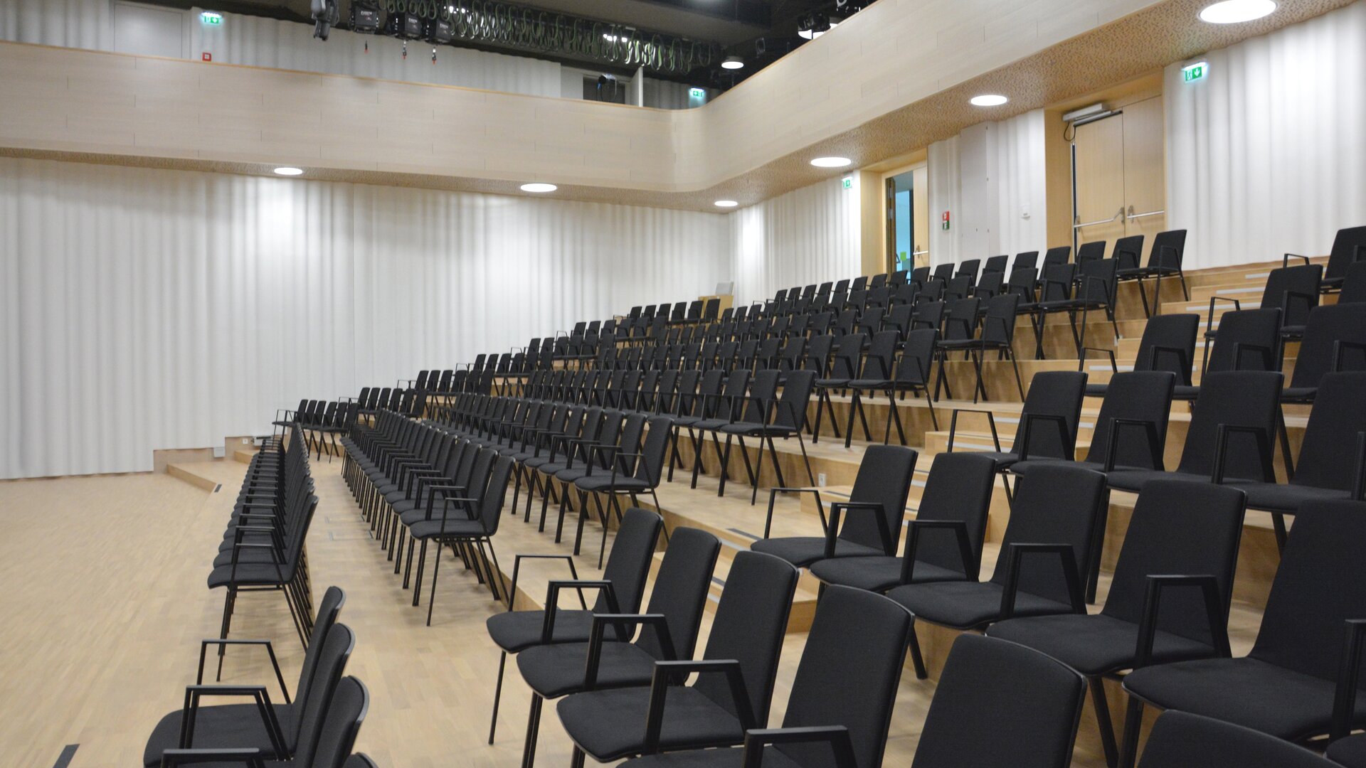 Anton Bruckner University | © Roland Halbe Fotografie Lecture hall with black row chairs. | © Roland Halbe Fotografie