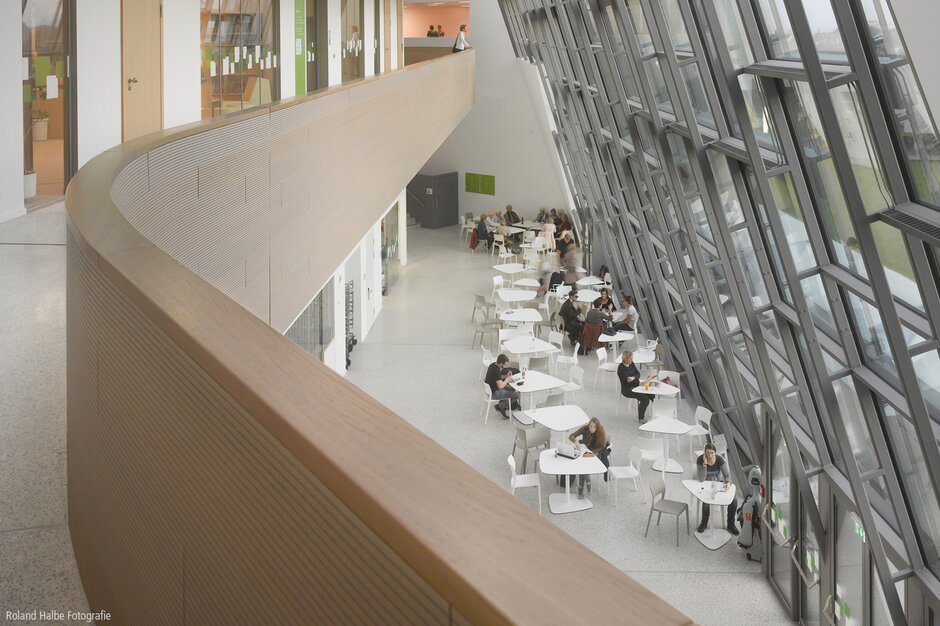 Anton Bruckner University | © Roland Halbe Fotografie Lobby with white bistro tables and white chairs. | © Roland Halbe Fotografie