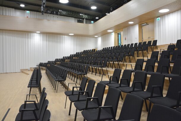 Lecture hall with black row chairs. | © Roland Halbe Fotografie