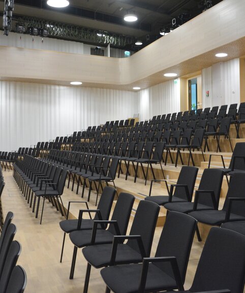 Lecture hall with black row chairs. | © Roland Halbe Fotografie