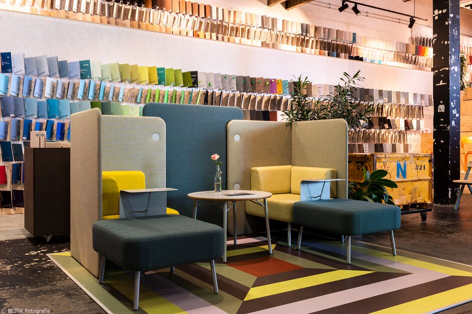 meubles lounge devant un mur avec des échantillons de couleur | © BLINK Fotografie