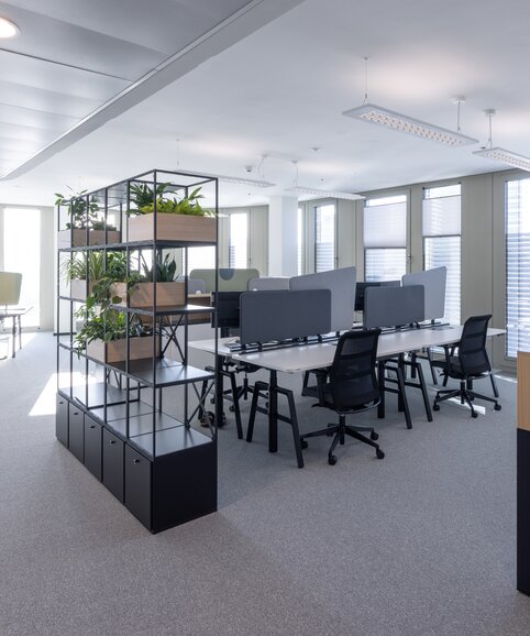Office with black desks and swivel chairs. | © Martin Zorn Photography