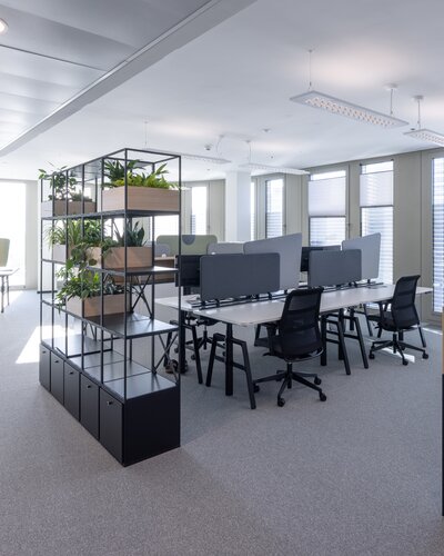 Modernes Büro mit schwarzen Schreibtischen und Drehstühlen. | © Martin Zorn Photography