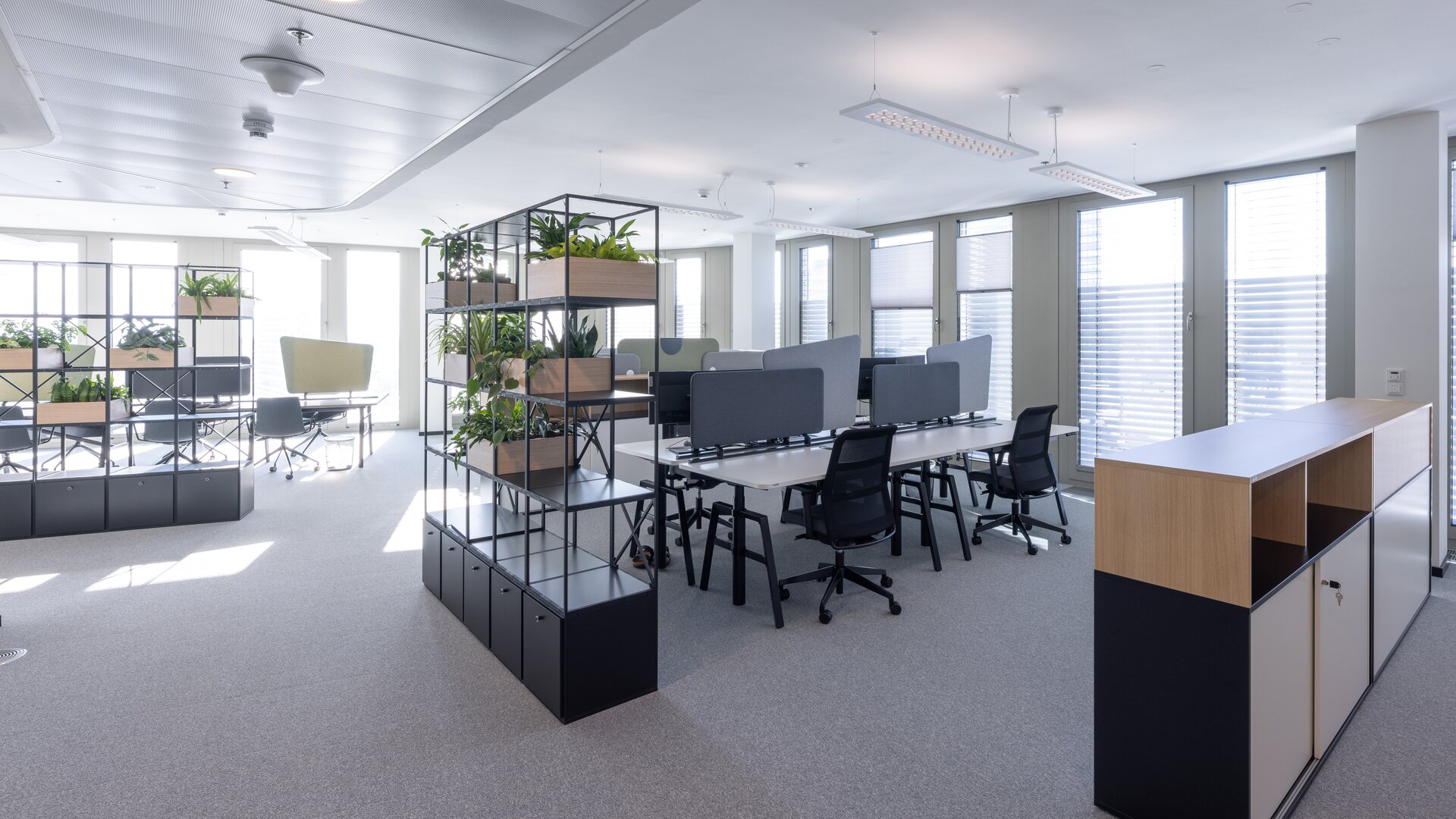 Office with black desks and swivel chairs. | © Martin Zorn Photography