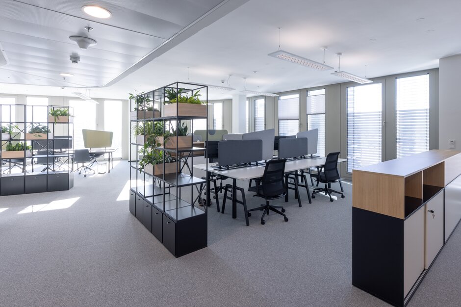 Office with black desks and swivel chairs. | © Martin Zorn Photography